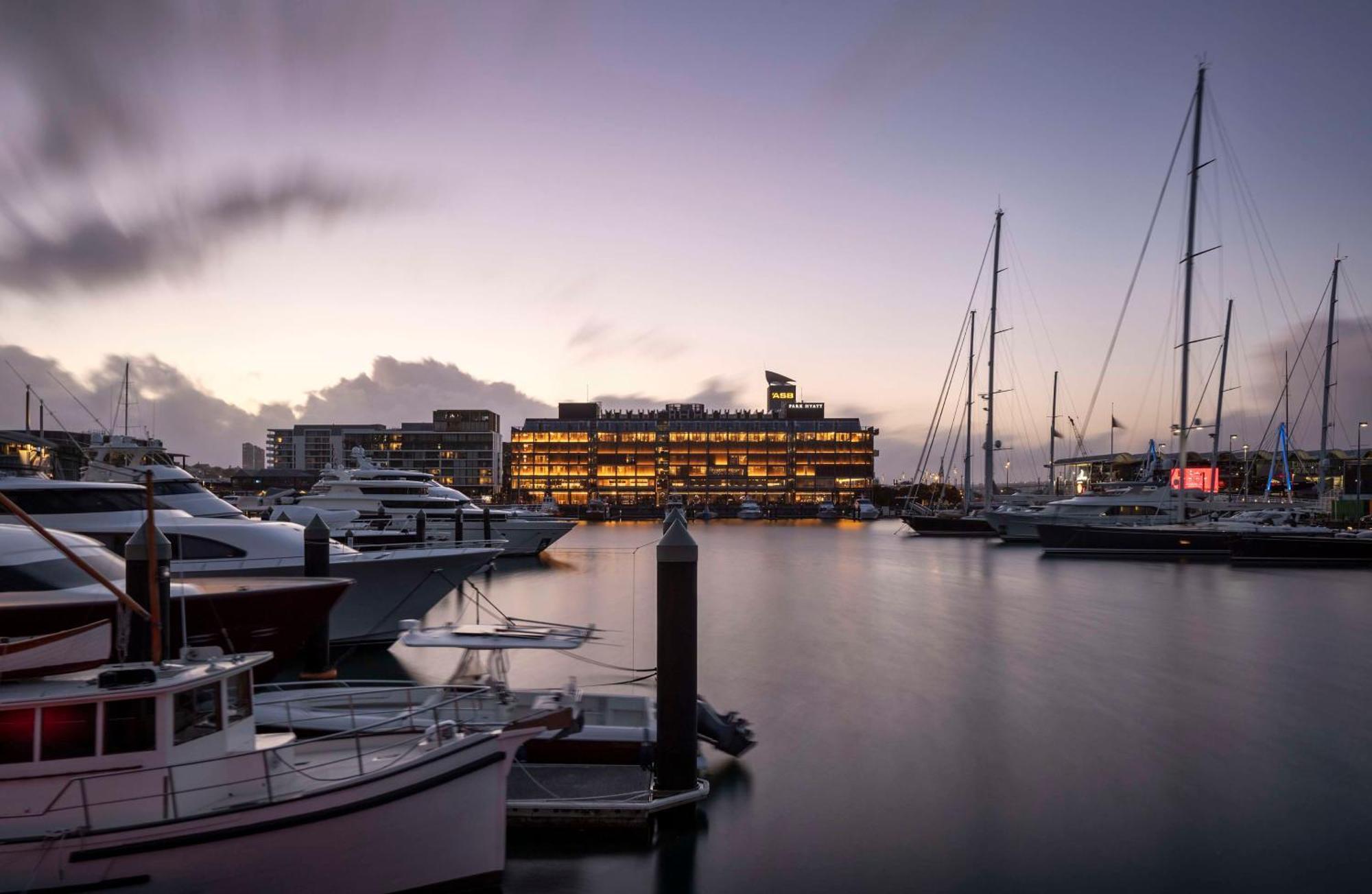Park Hyatt Auckland Hotell Exteriör bild The hotel at dusk