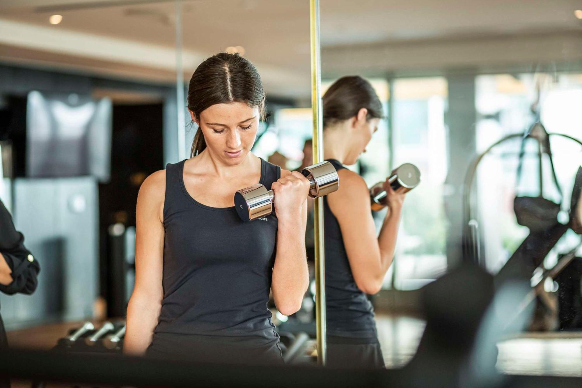 Park Hyatt Auckland Hotell Exteriör bild A woman lifting weights