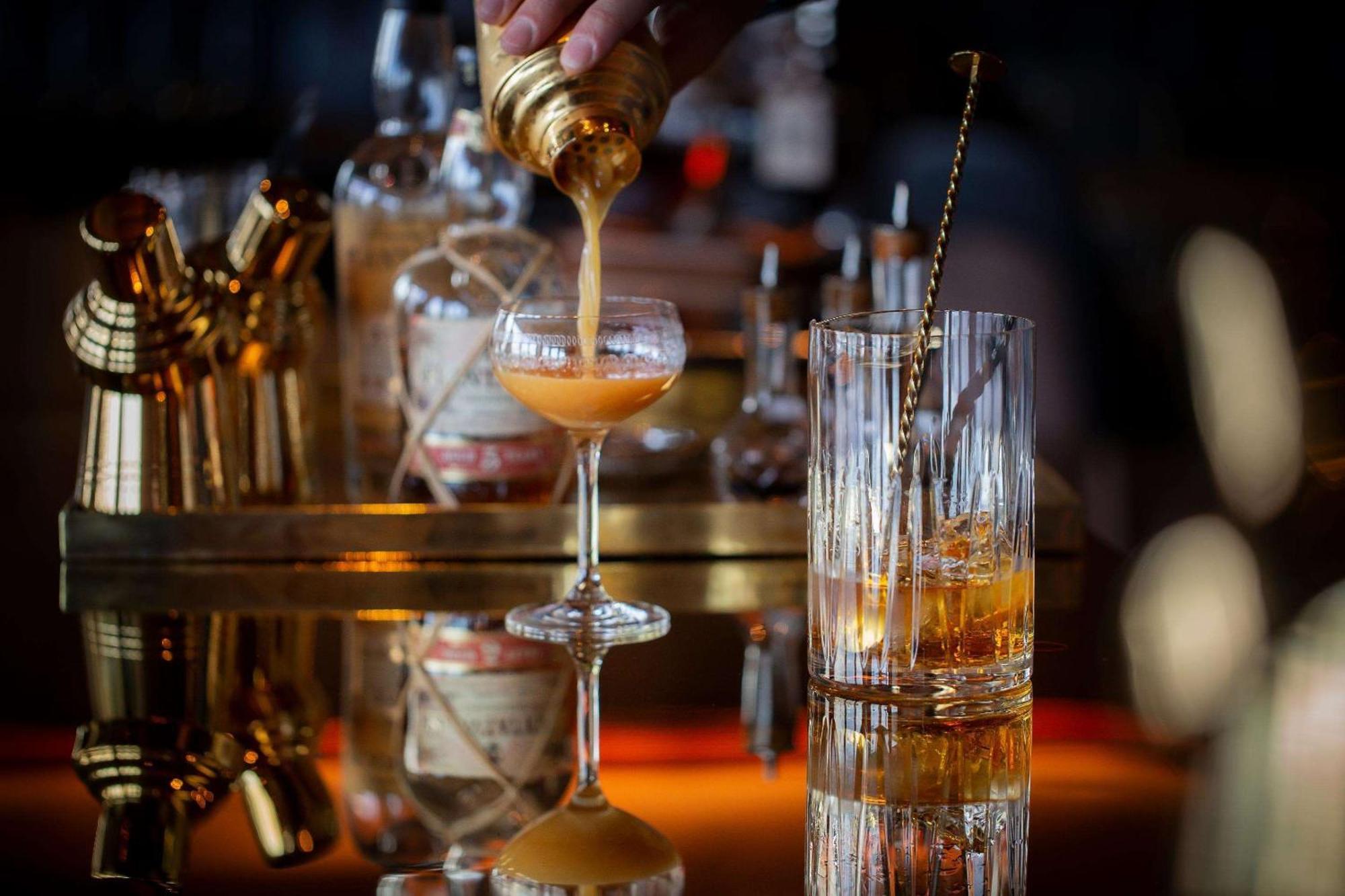 Park Hyatt Auckland Hotell Exteriör bild A bartender preparing a cocktail